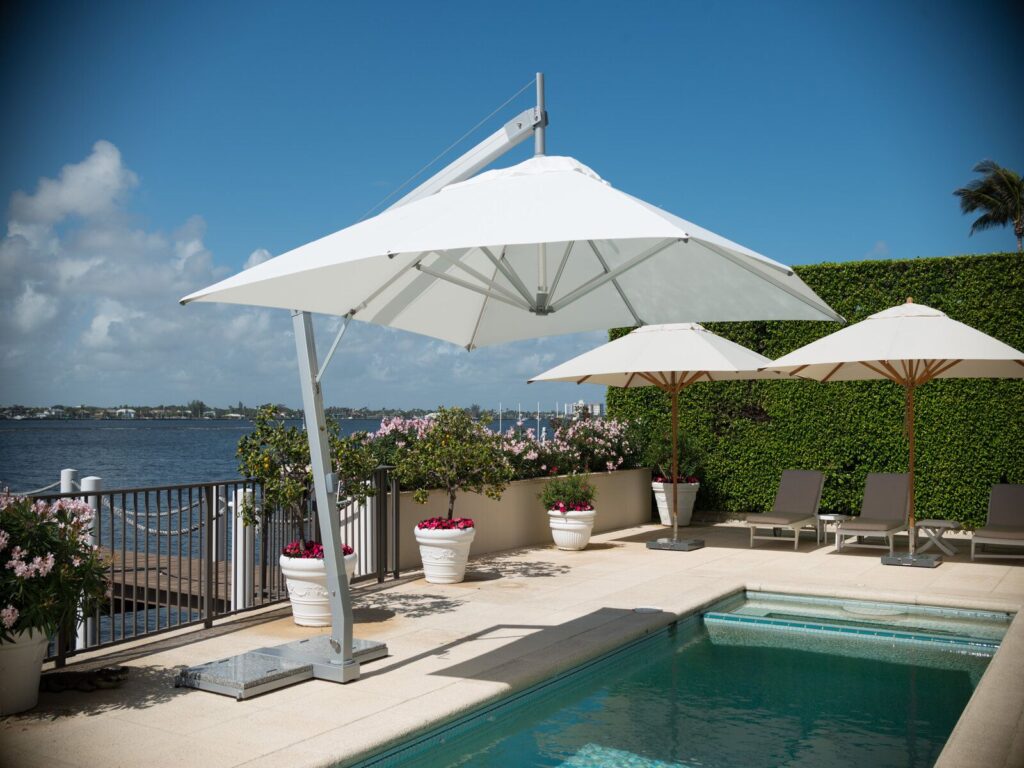 aluminium heavy duty cantilever parasol that can resist wind speeds exceeding 73 mph (or 118 kmph)