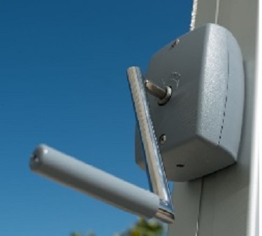 geared winch system with crank handle in a cantilever parasol