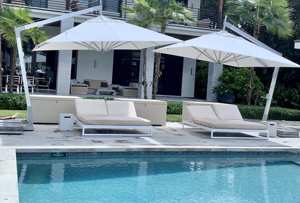 Aluminium cantilever parasol on the pool side